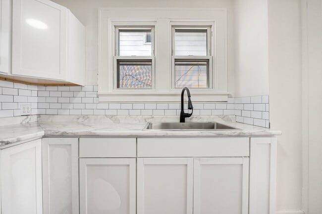 Building Photo - New 3 bedroom listing! RENT SPECIAL HALF OFF FIRST MONTH!