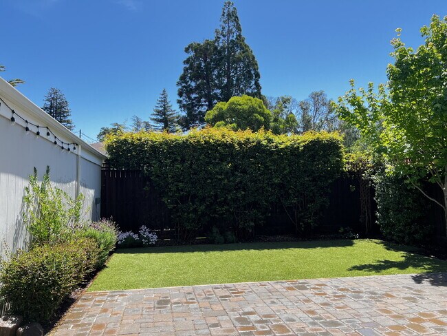 Building Photo - Bright and Spacious 5 Bedroom Home in San Anselmo