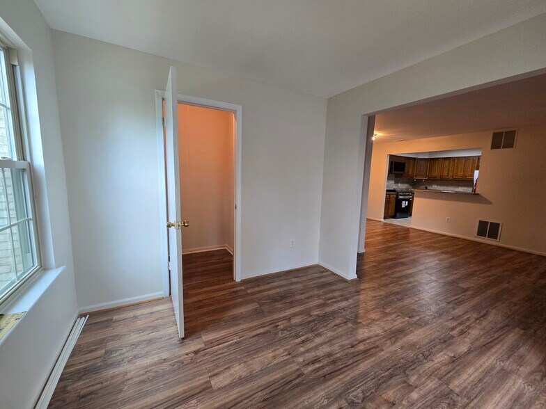 Building Photo - 6 Canterbury Ct