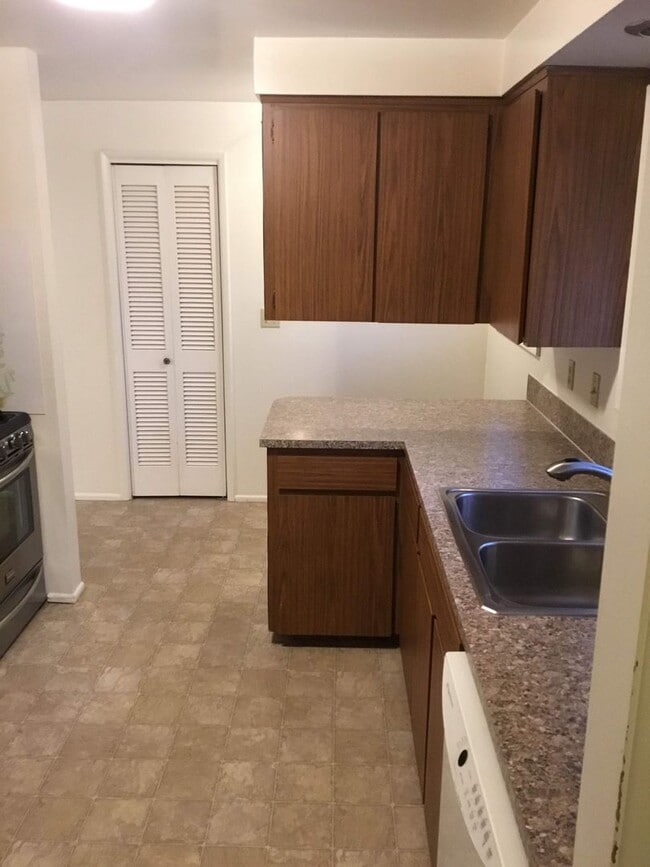 Building Photo - 3 bedroom 2 bathroom Duplex