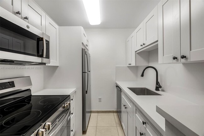 Building Photo - 10780 N Kendall Dr