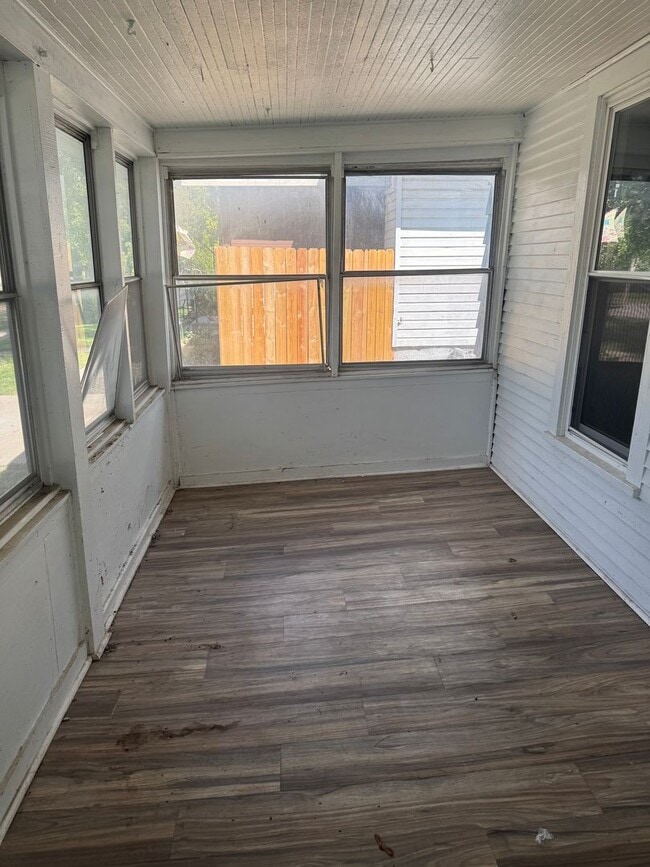 Building Photo - Nice affordable single family home with ga...