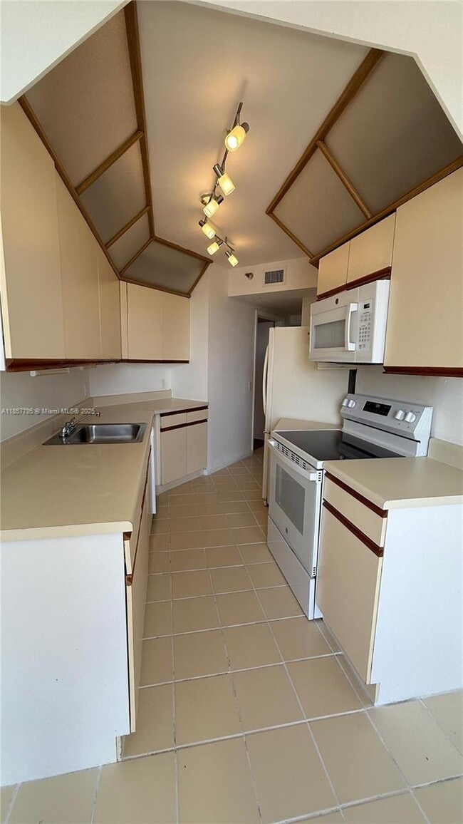 Building Photo - 3610 Yacht Club Dr