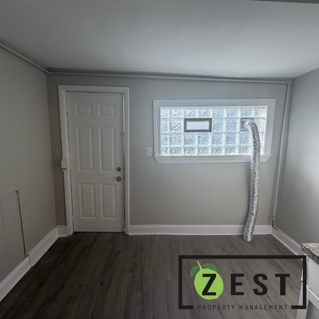 Building Photo - 2 BED + BONUS ROOM! 1 BATH HOME!