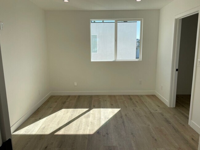 Building Photo - ALL JANUARY & FEBRUARY FREE! Spacious 3 Bedroom 3.5 Bath + Den in Prime Thai Town Location!