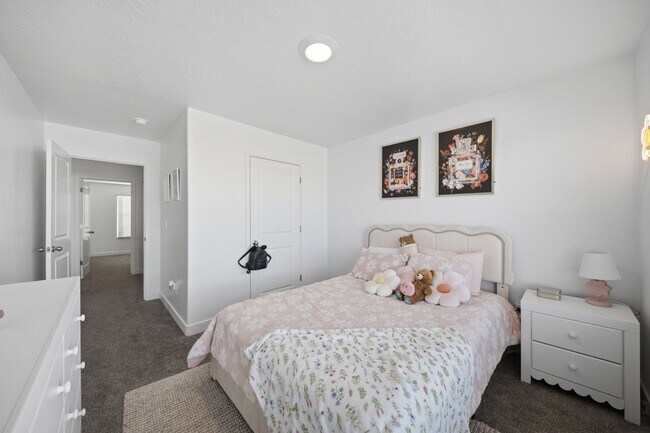 Building Photo - Extra Space, Extra Comfort! 5 Bedroom Home With Bonus Den in Long Valley!