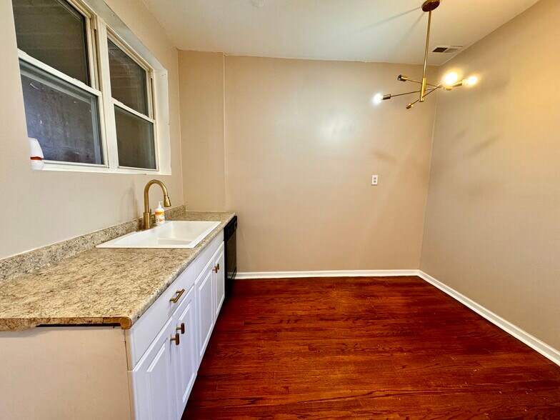 Building Photo - 2833 W 66th St