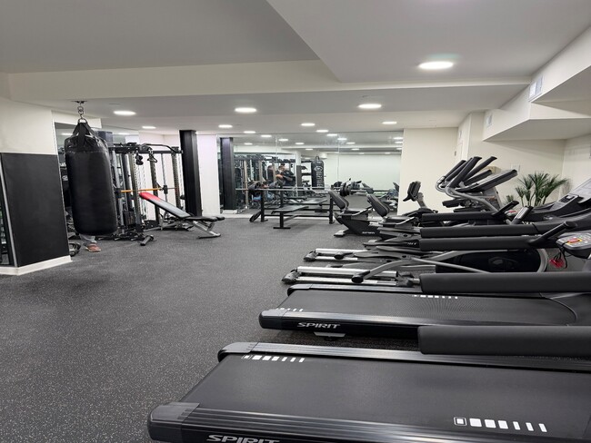 Building Photo - 3112 Emmons Ave