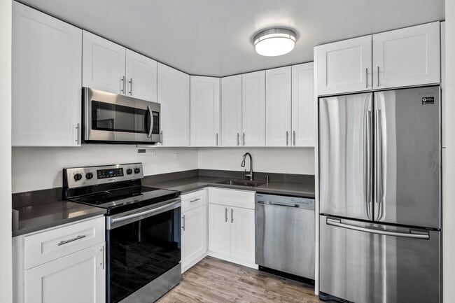 Building Photo - Beautifully renovated condo in the Cherry Creek Area!
