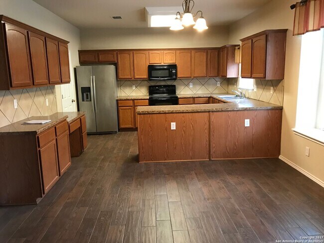 Building Photo - Large 4 bedroom / 2.5 bathroom home in Alamo Ranch