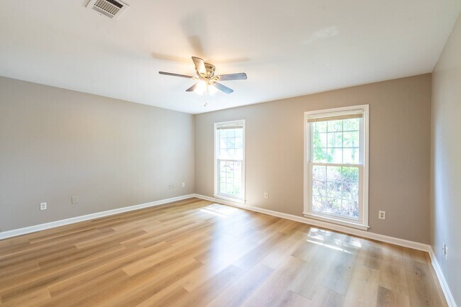 Building Photo - 2496 Leeshire Rd