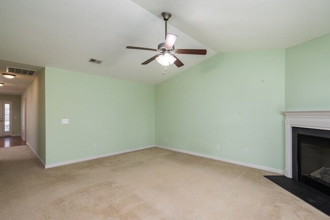 Building Photo - Charming Residence with Modern Amenities and Community center access