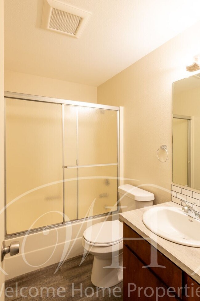 Building Photo - Newly Remodeled Apartment in Convenient Lo...