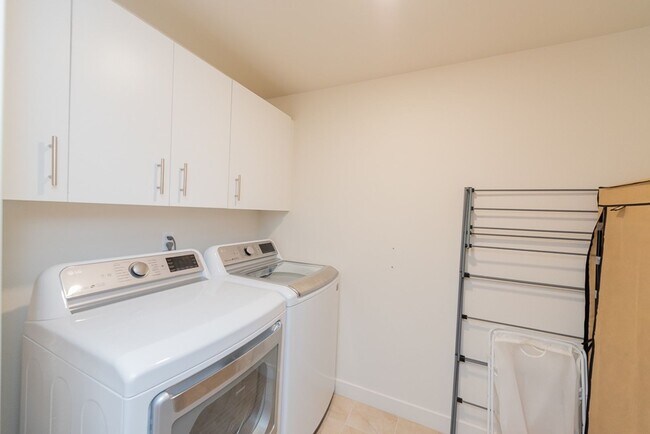 Building Photo - Element 436