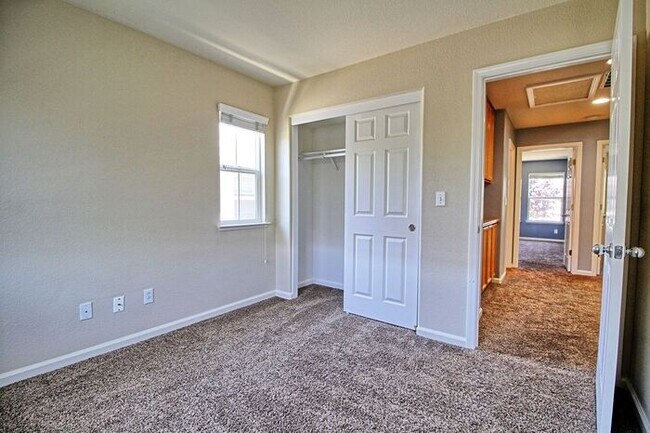Building Photo - Lovely, Hidden Lake 4 bedroom, 2.5 bathroo...
