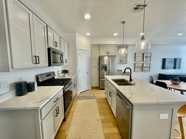 Building Photo - Beautiful Three Bedroom Townhome in Woodland Estates