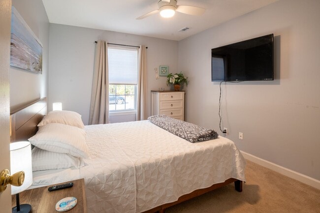 Building Photo - FURNISHED OFF-SEASON MONTHLY RENTAL FOR 2026