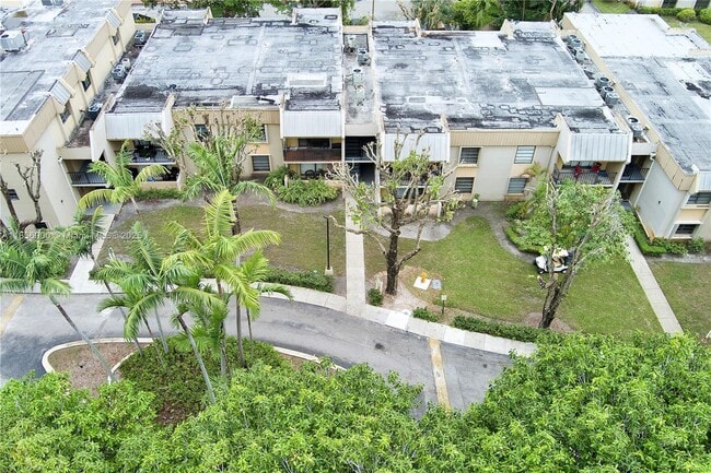 Building Photo - 10413 N Kendall Dr