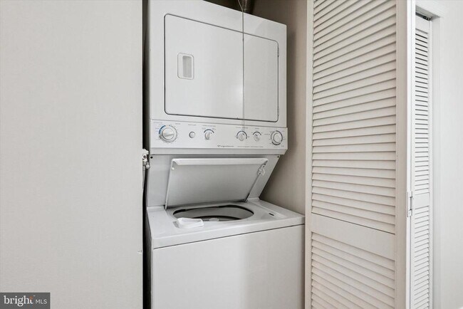 Building Photo - 1538 Christian St