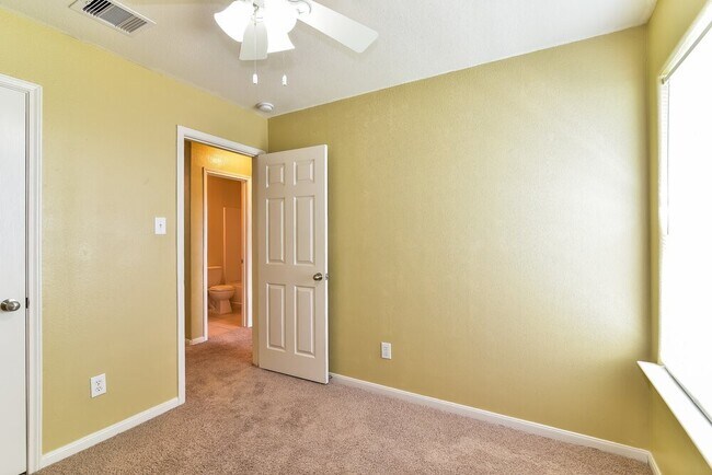 Building Photo - 4002 Hollow Cove Ln