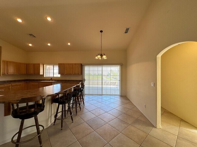 Building Photo - Beautiful 3 Bed / 2 Bath Home Backing to Cerbat Cliffs Golf Course!