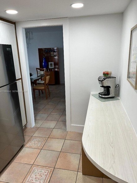 Building Photo - 5005 Collins Ave