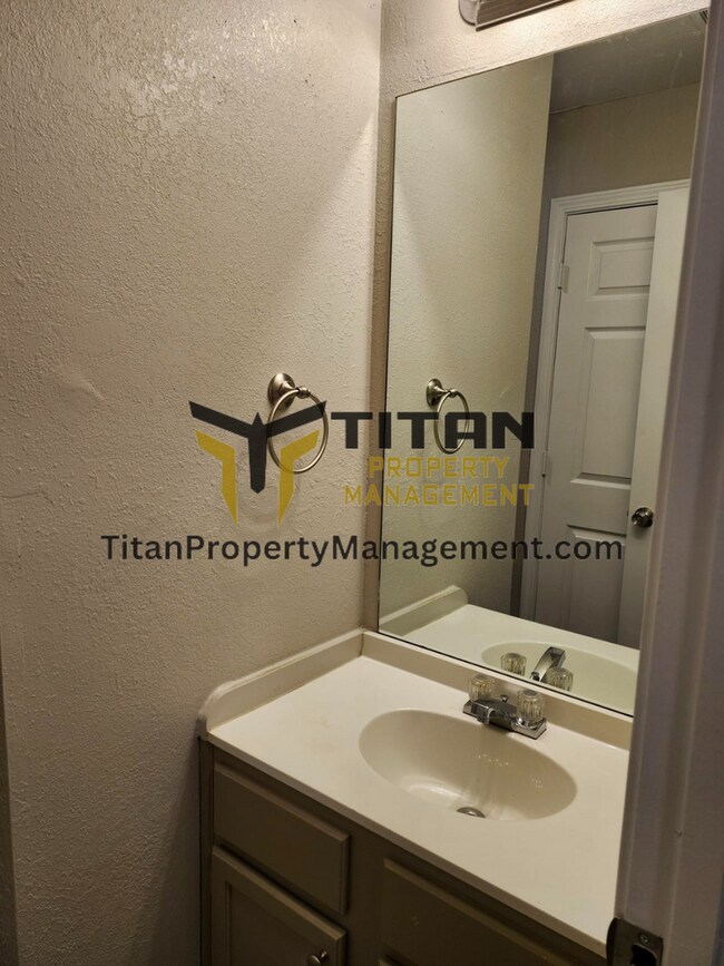 Building Photo - 2 bed/2 bath Apartment