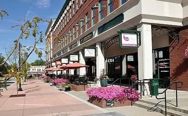 Building Photo - 11960 Meadowood Ln