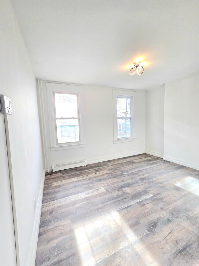 Building Photo - 1202 Hillside Pl