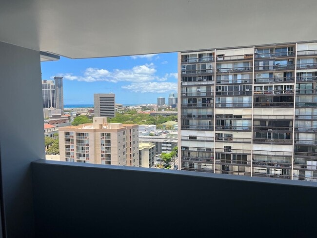Building Photo - Studio with 1 covered parking (Honolulu)