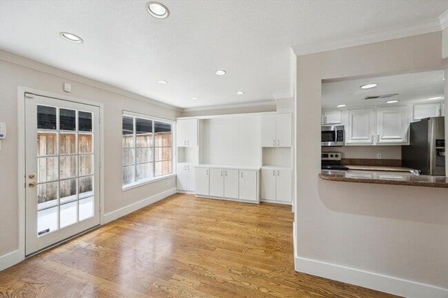 Building Photo - 8978 Chatsworth Dr