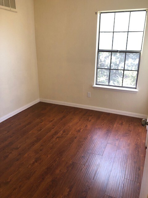 Building Photo - 3 bedroom condo by UNT
