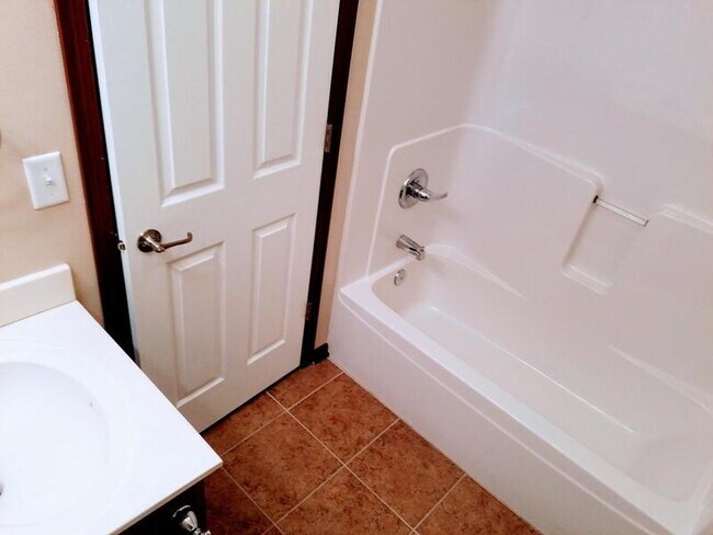 Building Photo - 1305 S G Ave, Unit 32