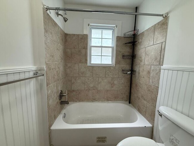 Building Photo - For Rent - Charming 3 Bedroom House in Eas...