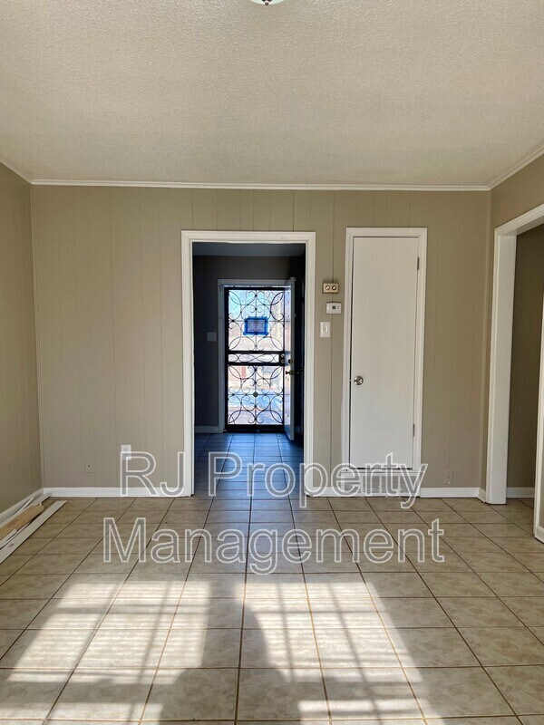 Building Photo - 4211 Lansdowne Dr