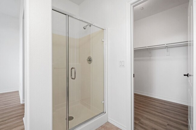 Building Photo - Spacious 4 Bedroom TownHome in Garden Grove!