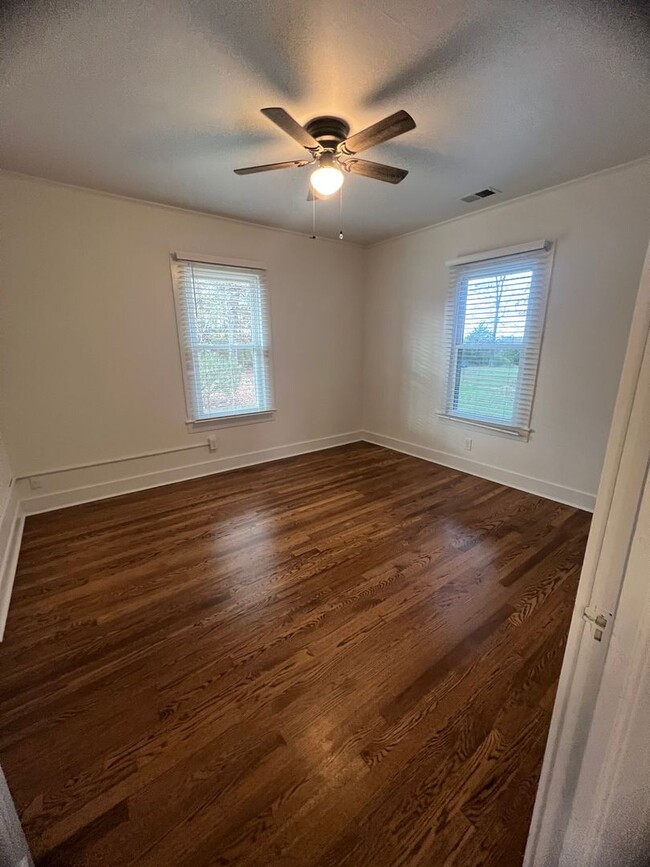 Building Photo - Acreage and Privacy! Available March!