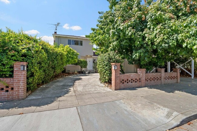 Primary Photo - 1486 Richards Ave