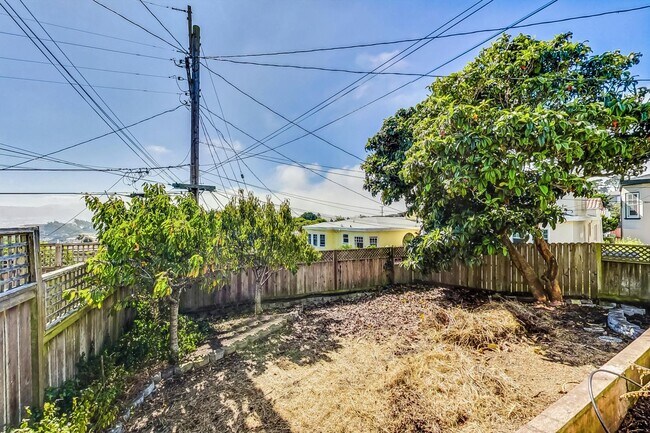 Building Photo - Introducing the Perfect Blend of Elegance and Comfort in San Francisco's Westwood Highlands!
