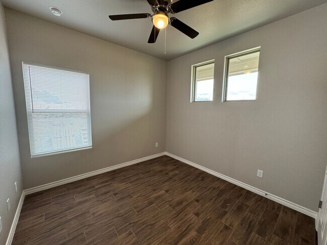 Building Photo - 5403 Rose Gdn Lp