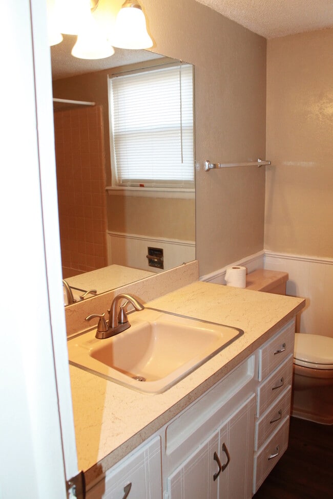 Building Photo - 3035 Del View Dr