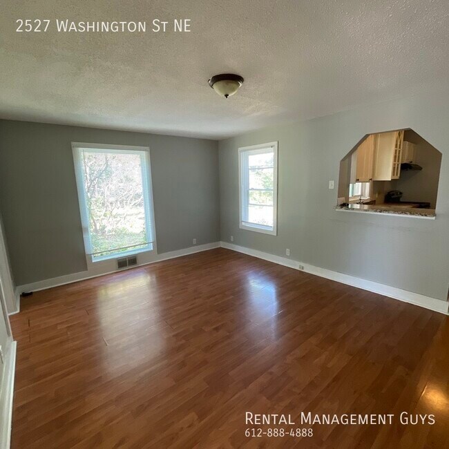 Building Photo - 4 Bedroom Home! Updated Kitchen and Office!