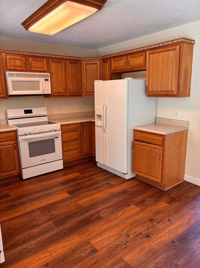 Building Photo - 3 Bedroom/2.5 Bath Townhome located in clo...
