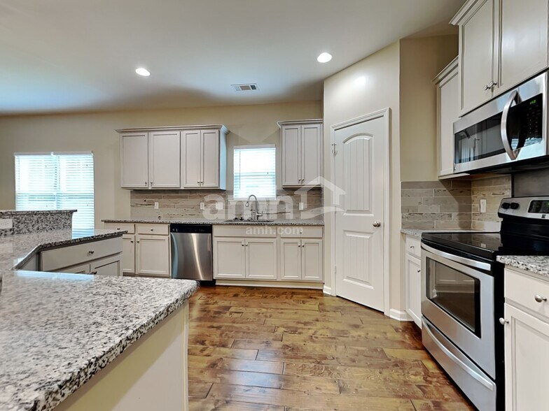 Building Photo - 122 Green Paddock Cir