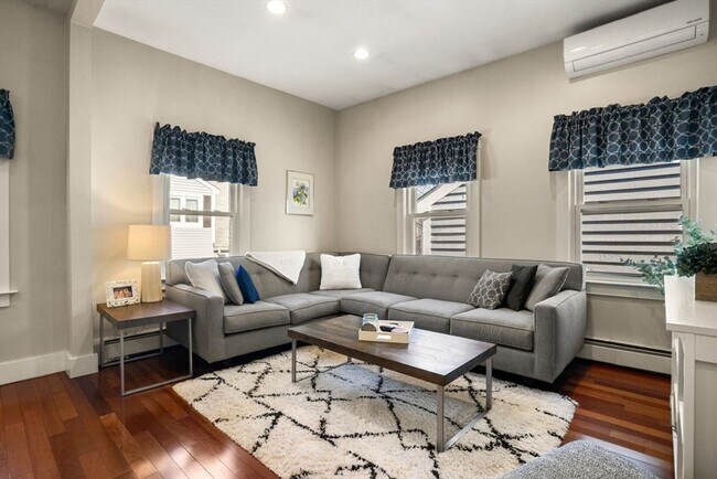 Building Photo - 596 E 2nd St