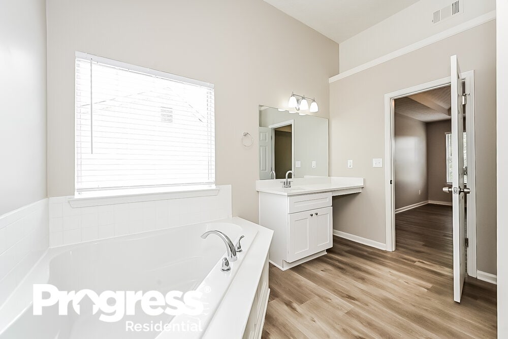 Building Photo - 290 Hazelhurst Dr