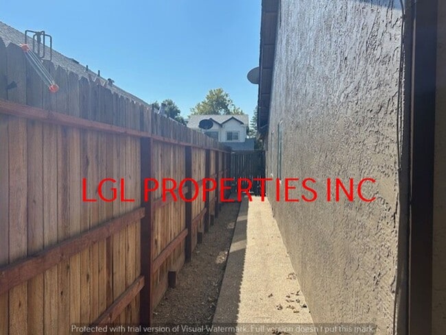 Building Photo - Very Nice Roseville 3 Bedroom 2 Bath Home