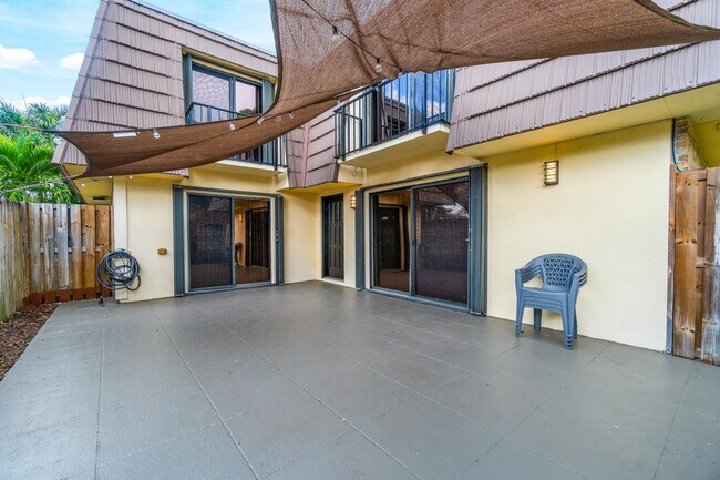 Building Photo - 1015 10th Ct