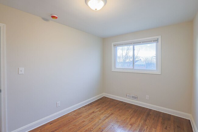 Building Photo - RENOVATED PARKVILLE TOWNHOME 3BR 1.5BA