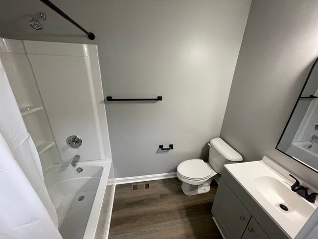 Building Photo - Brick Home For Rent Shelbyville